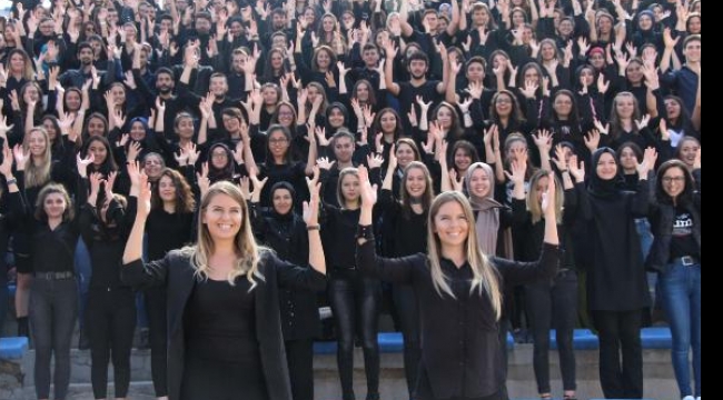 Üniversiteliler, işaret diliyle İstiklal Marşı'nı okudu