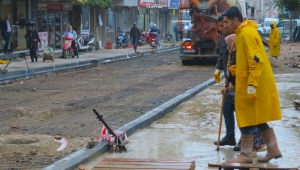  Yağmur , çamur demeden  beton dökme işi devam ediyor