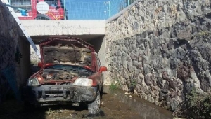 Cip dere yatağına uçtu; sürücü hafif yaralandı