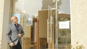 Çocukları kitapların renkli dünyasıyla tanıştırıyor