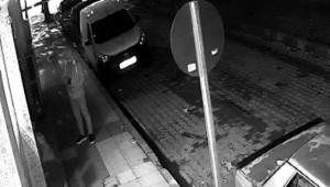 Hırsızı patates atarak uzaklaştırdı