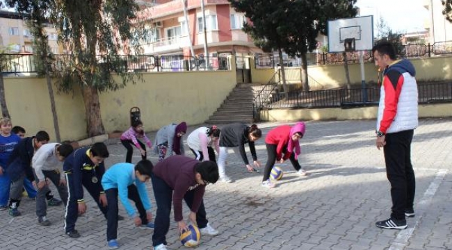 Öğretmenlik yolunda engel tanımadı