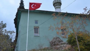 Oturduğu mahaleye 2 bayrak direği diktirdi