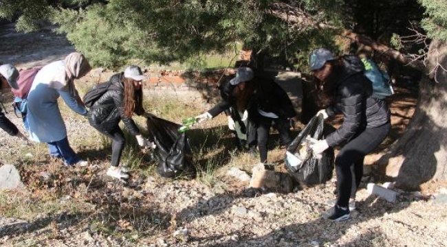 Spil Milli Parkı'nda 800 kişi çöp topladı