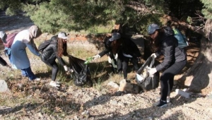 Spil Milli Parkı'nda 800 kişi çöp topladı