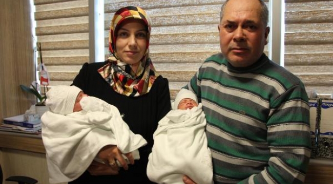 Tüp bebek yöntemiyle 22 yıl sonra gelen çifte mutluluk
