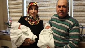 Tüp bebek yöntemiyle 22 yıl sonra gelen çifte mutluluk