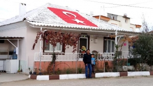 Evinin çatısına Türk bayrağı yaptırdı
