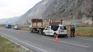 Hafif ticari araç kamyona çarptı: 1 ölü, 1 ağır yaralı