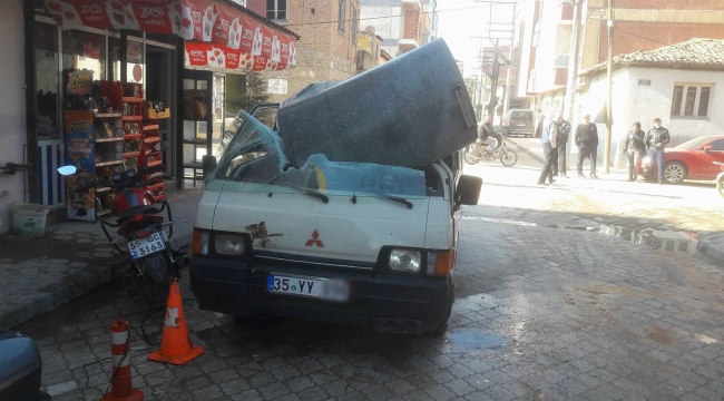 Su deposu minibüsün üzerine düştü, faciadan dönüldü