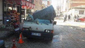Su deposu minibüsün üzerine düştü, faciadan dönüldü