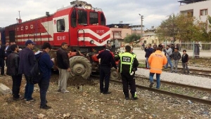 Tren, hemzemin geçitte traktöre çarptı: 1 yaralı