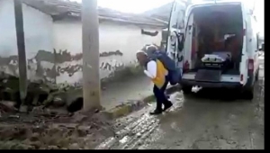 Ambulans şoförü, hastayı 500 metre sırtında taşıdı