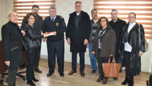 CHP Turgutlu İlçe Teşkilatı Emniyet Müdürüne Türk Bayrağı ve Nutuk hediye etti