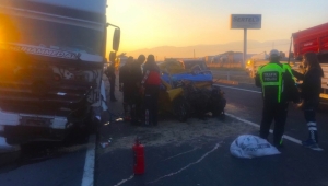 Emanet aldığı otomobil ile kaza yaptı 2 ölü