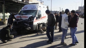 Hatalı dönen kamyonete ambulans çarptı: 1 yaralı