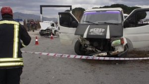 Kavşakta kamyonet ile otomobil çarpıştı: 6 yaralı