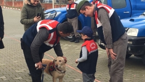 Öğrenciler  en çok  Jandarmanın  kadrolu köpeğine ilgi gösterdi 