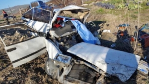 Otomobil ile kamyonet çarpıştı: 1'i çocuk 3 ölü, 2 yaralı