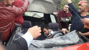 Otomobil, kamyona çarptı: 2 yaralı