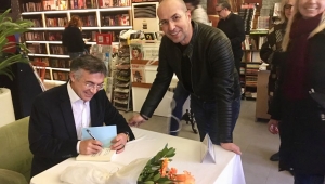 Yazar Kayadibi okurlarına son kitabını imzaladı