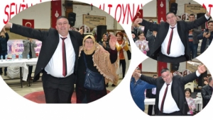 Başkan seçilen Çiçek, annesiyle zeybek oynadı