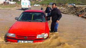 Çayda mahsur kalan araçları itfaiye kurtardı