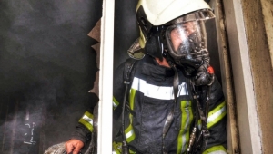 İtfaiye eri, yangında mahsur kalan 4 kişiyi sırtında taşıyarak kurtardı