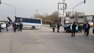 Otomobil ile midibüs çarpıştı: 1 ölü, 2 yaralı