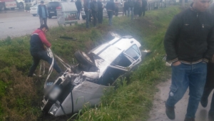 Sıkışan sürücü ve yolcuya ilk müdahale Turgutlu İtfaiyesi'nden