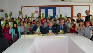 Yazar Çapkıner, Mehmet Akif Ortaokul öğrencilerine son kitabını imzaladı