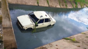 Otomobil sulama kanalına uçtu: 1'i bebek 3 yaralı