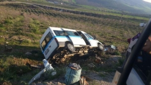 Tarım işçilerini taşıyan minibüs devrildi: 6 yaralı
