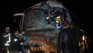 Yolcu otobüsü harfiyat kamyonuyla çarpıştı: 27 yaralı