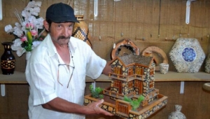 Ağaç kökleri ve dallarından süs eşyaları üretiyor