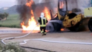 Alev alan asfalt silindiri kullanılamaz hale geldi