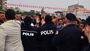Protestocu pazarcılarla polis arasında gerginlik