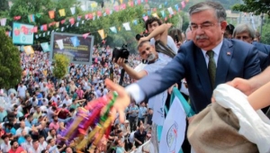 Şifalı mesir macunu 478'inci kez Sultan Camii'nden saçıldı