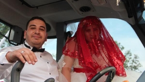 Traktörlü gelin konvoyu ilgi çekti