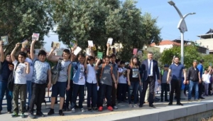 Trende kitap okuyarak İzmir Kitap Fuarı'na gittiler