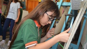 Çocuklar hayallerindekini çizip, halıya dokudular