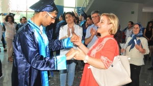 Doktorlar yaşaması mucize olur demişti ,Deniz, lise diplomasını aldı