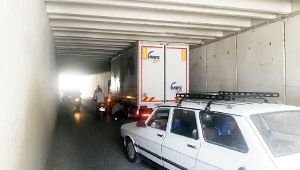 Kamyon alt geçitte sıkıştı