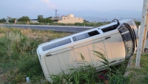 Manisa'da tarım işçilerini taşıyan minibüs devrildi: 12 yaralı