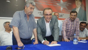 MHP'li Başkan Karaçoban İYİ Parti rozetini taktı