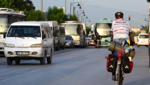 Oğlunun mezarını ziyaret için her yıl 490 kilometre pedal çeviriyor