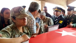 Şehit eşini kamuflajıyla uğurladı, fotoğrafını öptü 