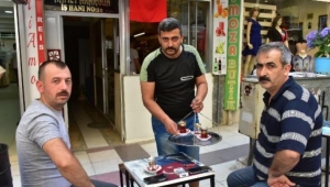 'ÇAY VER 2 LİRA, SEN ZAHMET ETME BEN ALIRIM 50 KURUŞ'