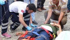 Motosiklet ile ticari araç çarpıştı: 1 ölü, 1 yaralı