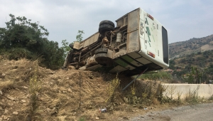 Tarım işçilerini taşıyan minibüs devrildi: 13 yaralı
